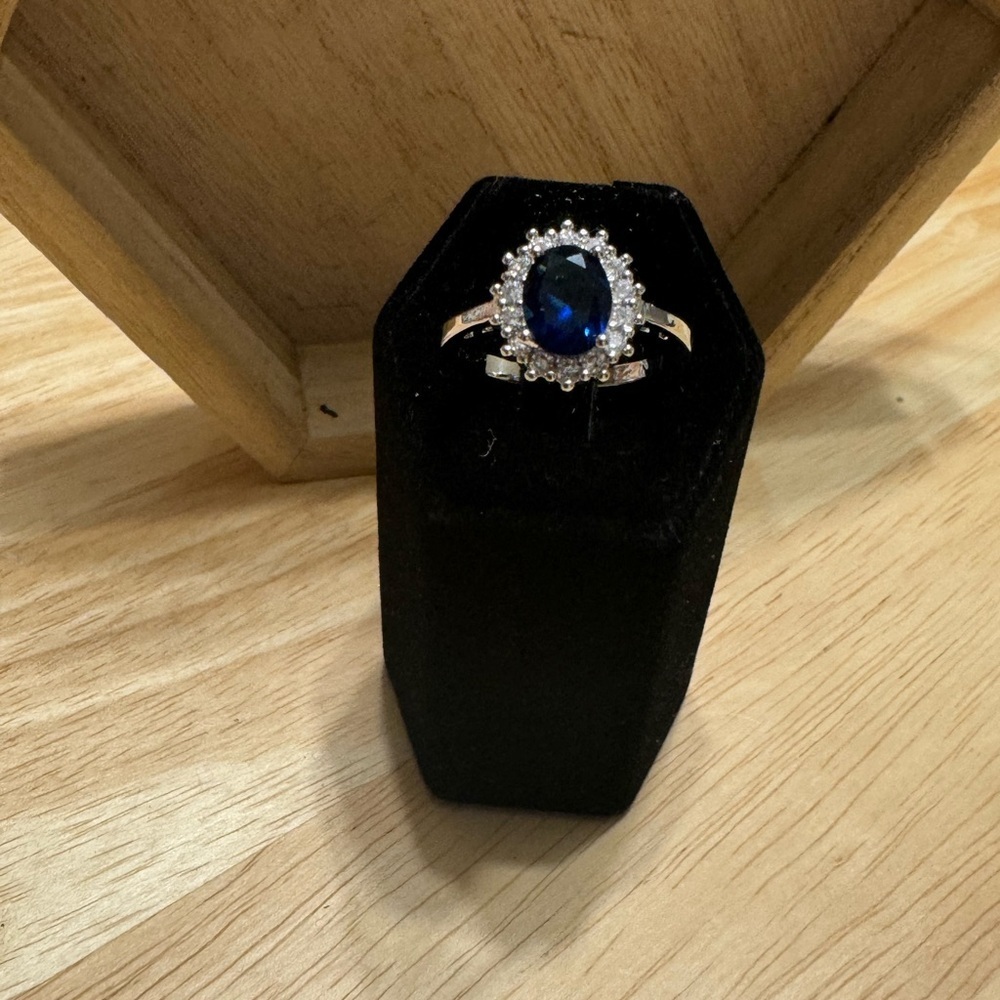SIZE 10 WEDDING RING - Picture 5 of 9
